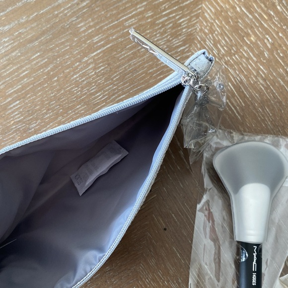 MAC 143SES Travel size face brush & Special Edition travel bag - Picture 9 of 15